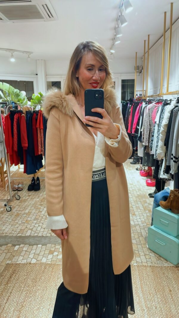 cardigan camel con capucha de pelo