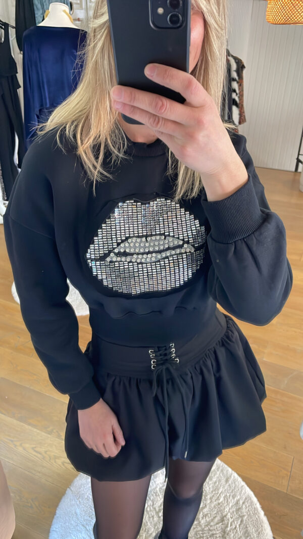 Sudadera crop Kiss negra