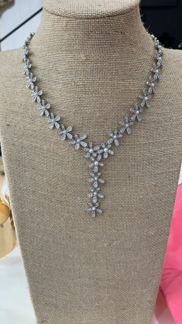 Gargantilla flora con circonita y perla