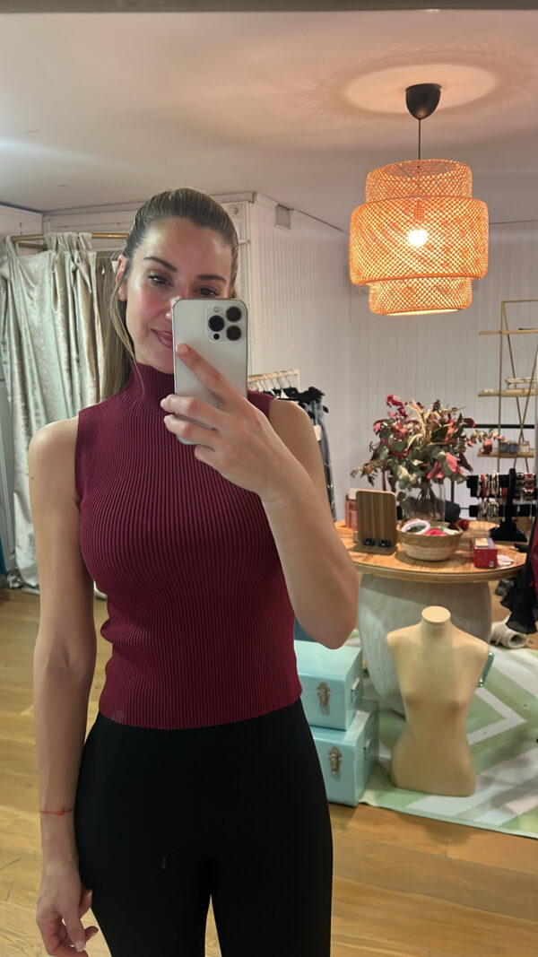 Top sin mangas cuello algo granate