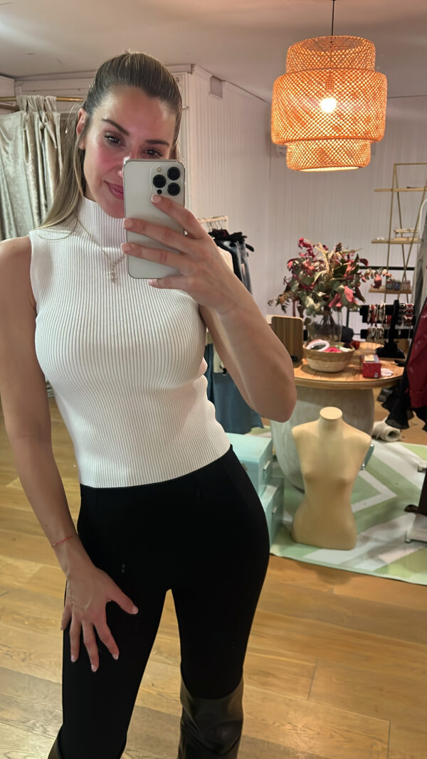Top sin mangas cuello alto blanco