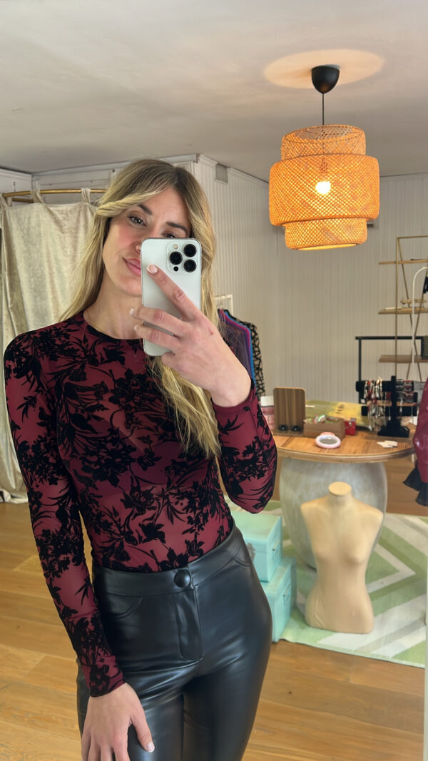 Body gasa granate con flores en velvet