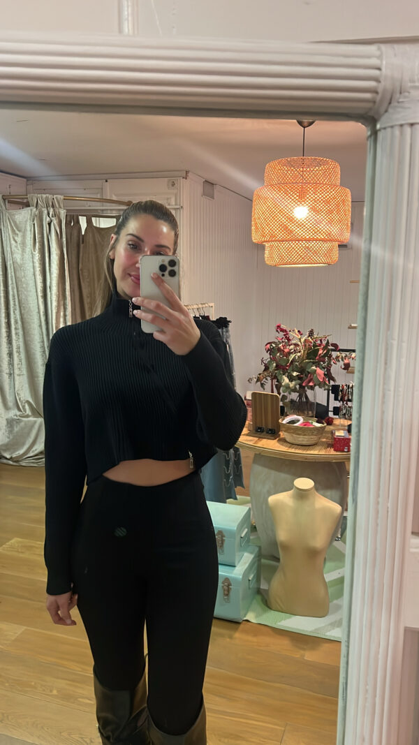 Suéter con cremallera cruzada negro