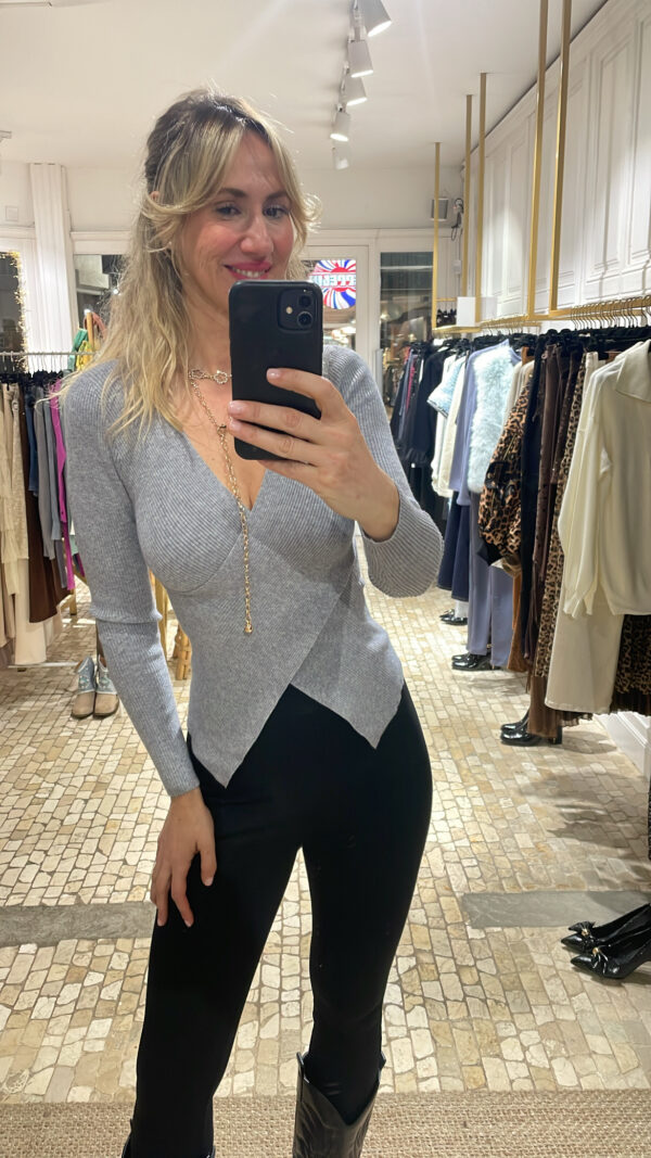 Suéter cruzado gris